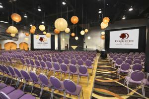 una sala de conferencias con sillas púrpuras y una pantalla en DoubleTree by Hilton Hotel Denver - Thornton en Thornton