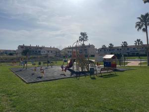 un parque con parque infantil con tobogán y columpio en Luxury House, en Sant Jordi
