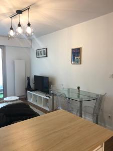 Televízia a/alebo spoločenská miestnosť v ubytovaní T2 Cosy Mer Plage Plérin St Brieuc