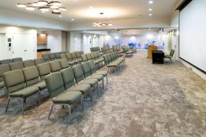 ein Zimmer mit einer Reihe von Stühlen und einem Podium in der Unterkunft Hilton Garden Inn Denton in Denton