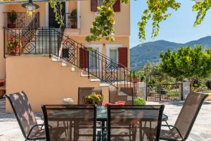stół i krzesła przed budynkiem w obiekcie Glyna House w mieście Skopelos