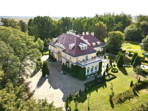 una vista aerea di una grande casa con tetto di Pałac Bugaj a Raszków