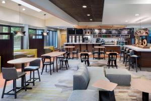 un restaurante con mesas y sillas y un bar en Courtyard by Marriott Tarrytown Westchester County, en Tarrytown