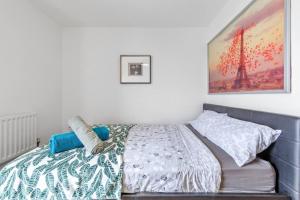 1 dormitorio con 1 cama y una pintura en la pared en Mascutstay 2 Beds London skyline view en Londres