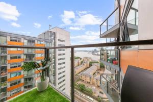 an apartment balcony with a view of a city at Mascutstay 2 Beds London skyline view in London