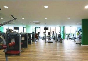 a gym with tread machines and people exercising in it at Mascutstay 2 Beds London skyline view in London