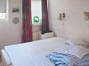 מיטה או מיטות בחדר ב-Holiday home Åhus