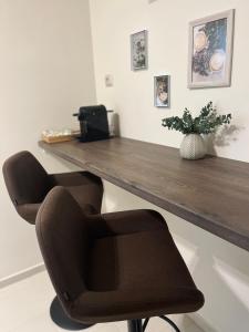 a desk with a chair in a room at Borisz Apartman in Makó +32 photos