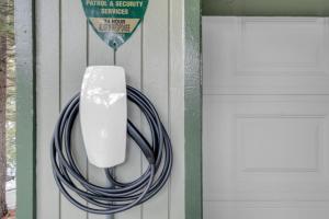 un cintre de porte avec un tuyau fixé à une porte de garage. dans l'établissement The Mod Lodge - Lake Arrowhead, à Lake Arrowhead