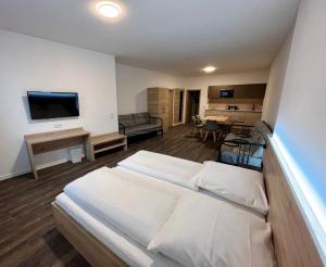 een slaapkamer met een groot bed en een woonkamer bij NB Apartments in Neurenberg