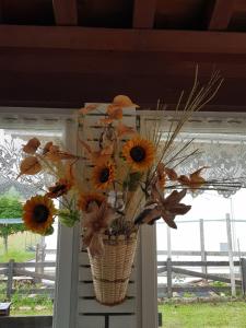 un ramo de flores en un jarrón en una puerta en Chalet Heidi, en Serrada