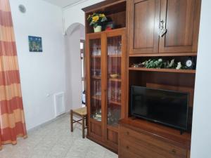 ein Wohnzimmer mit einem TV und einem Entertainment-Center in der Unterkunft Casa Relax Cupello in Cupello