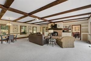 sala de estar con sofá y mesa en White River Mountain Manor- Million dollar view en Eureka Springs