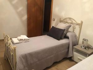 a bed with two towels on it in a bedroom at B&B Cardone in Locorotondo