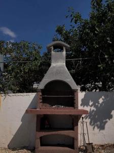 a brick oven sitting next to a wall at B&B Cardone in Locorotondo