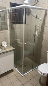 里貝朗普雷圖的住宿－Ravena 016，一间带卫生间的浴室内的玻璃淋浴间