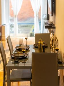 uma mesa de jantar com copos de vinho em Amazing Entire 4 Bedroom Home em Manchester