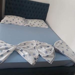 uma cama com um cobertor em cima em Villa Bardha em Struga