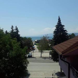 arial view of a parking lot w obiekcie Villa Bardha w mieście Struga