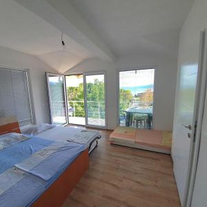 duża sypialnia z 2 łóżkami i balkonem w obiekcie Villa Bardha w mieście Struga