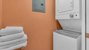 eine Waschküche mit Waschmaschine und Handtüchern in der Unterkunft Long Beach Tower 1 800E in Panama City Beach
