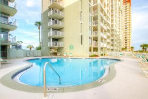 una piscina frente a un edificio de apartamentos en Long Beach Tower 1 800E en Panama City Beach