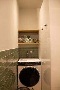 カストリクムにあるEco lodge Duin- unieke locatie -strand, duin en nabij cultuurstedenの小さなキッチン(洗濯機、乾燥機付)