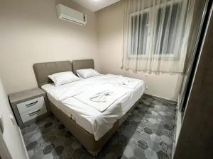 - une petite chambre avec un lit et une fenêtre dans l'établissement Basement Floor, Merkezi, Erasta Mall karşısı '21', à Antalya