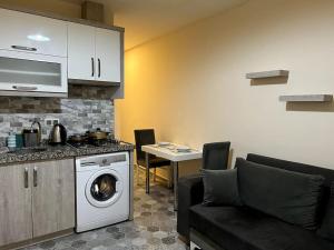 - une cuisine avec un lave-linge dans le salon dans l'établissement Basement Floor, Merkezi, Erasta Mall karşısı '21', à Antalya