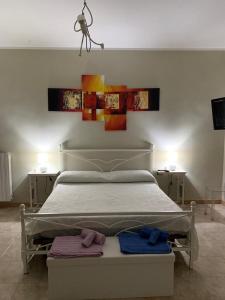 1 dormitorio con 1 cama con 2 toallas en IL Lago dei sogni en Posta Fibreno