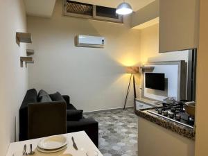 - un petit salon avec un canapé et une cuisinière dans l'établissement Basement Floor, Merkezi, Erasta Mall karşısı '21', à Antalya