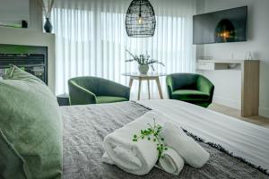 sypialnia z łóżkiem z ręcznikami w obiekcie Les Lofts du Lac des Sables by KASANIA w mieście Sainte-Agathe-des-Monts