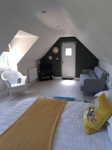 uma sala de estar com uma cama e um sofá em The Lookout em Bromsgrove