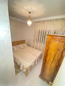 1 dormitorio con 1 cama en el espejo en Centre ville appartement en Alhucemas