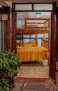 ein Schlafzimmer mit einem Etagenbett in einem Zimmer in der Unterkunft Mi Angeline in Sucre