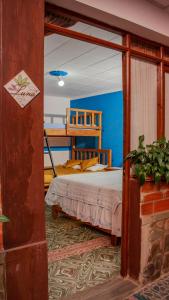 1 dormitorio con cama y pared azul en Mi Angeline en Sucre