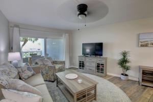 uma sala de estar com um sofá e uma mesa em 125 El Matador em Fort Walton Beach