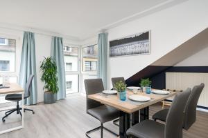 a dining room with a table and chairs at Federnest - Luxus-Studio - Kingsize Boxspringbett - Home-Office mit Monitor und Drucker - 11 Min Hbf in Duisburg