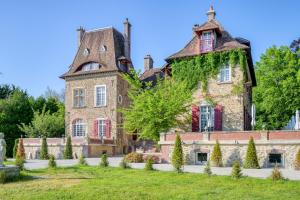 an old stone house with ivy on it at Le Petit Château de Barbizon au Bois du Mée in Barbizon