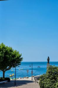 vista sull'oceano con una statua sulla spiaggia di Casa Vacanze Uno sguardo sul mare a Maiori