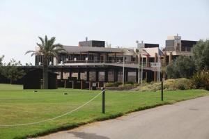 een gebouw met een groen veld voor een gebouw bij Belrodagolf in San Javier