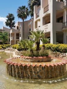 een fontein in het water voor een gebouw bij Belrodagolf in San Javier