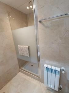 een douche met een glazen deur in de badkamer bij Belrodagolf in San Javier