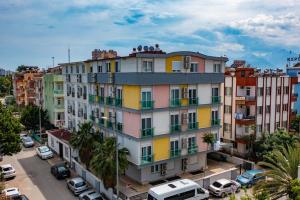 un edificio con balcones coloridos en una calle de la ciudad en Basement floor, Erasta Mall karşısı, 1+0 stüdyo '23', en Antalya