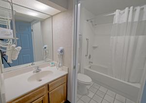 een badkamer met een wastafel, een douche en een toilet bij All Season Suites in Pigeon Forge