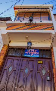 um edifício com uma placa por cima de uma porta de madeira em Mi Angeline em Sucre