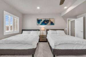 Duas camas num quarto com paredes brancas em Modern house, Five-Star home em Draper