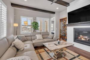 uma sala de estar com um sofá e uma lareira em Modern house, Five-Star home em Draper
