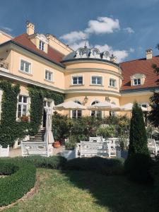 un grande edificio con sedie bianche di fronte di Pałac Bugaj a Raszków