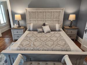 ein Schlafzimmer mit einem großen Bett mit zwei Nachttischen in der Unterkunft Hickory House B & B 